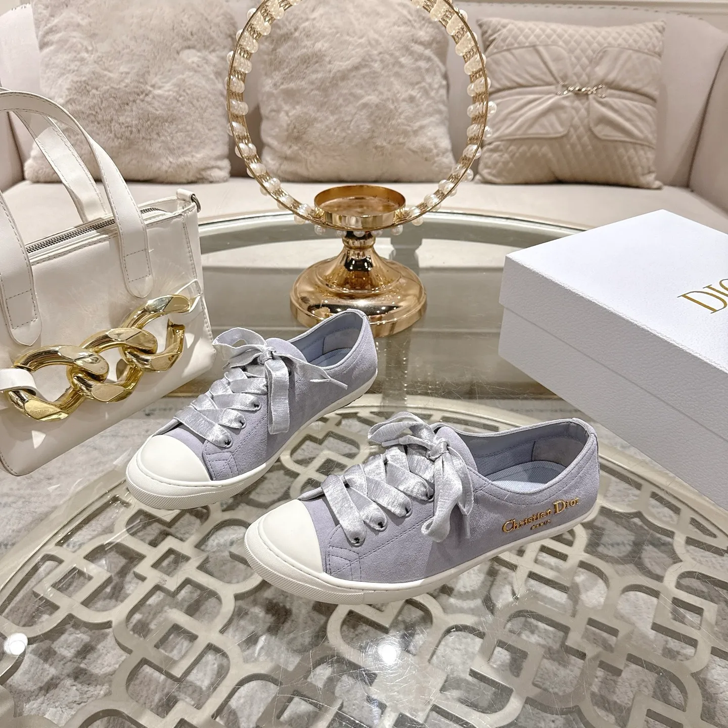 👟👟Ex-factory price 520👟👟 DIOR Dior's 2025 latest lucky satin casual shoes thin-soled shoes. Many celebrity Internet celebrities planted Chanristian Dior logo buckles. The designer really understands the needs of girls in summer. This new product Lucky thin-soled shoes are as cute as her name. The thin sole + shallow mouth design makes the whole pair of shoes very light and easy to wear. Fabric: Satin with wide satin laces of the same color. They are so beautiful that they are speechless in the sun. The soft shoe body looks like stepping on clouds with socks and culottes. It is windy and lazy when walking. It gives you the "effortless" elegance when you take a shot. Outsole: Original molded TPU outsole Size: 35-41 (41 is custom-made and cannot be returned or exchanged)